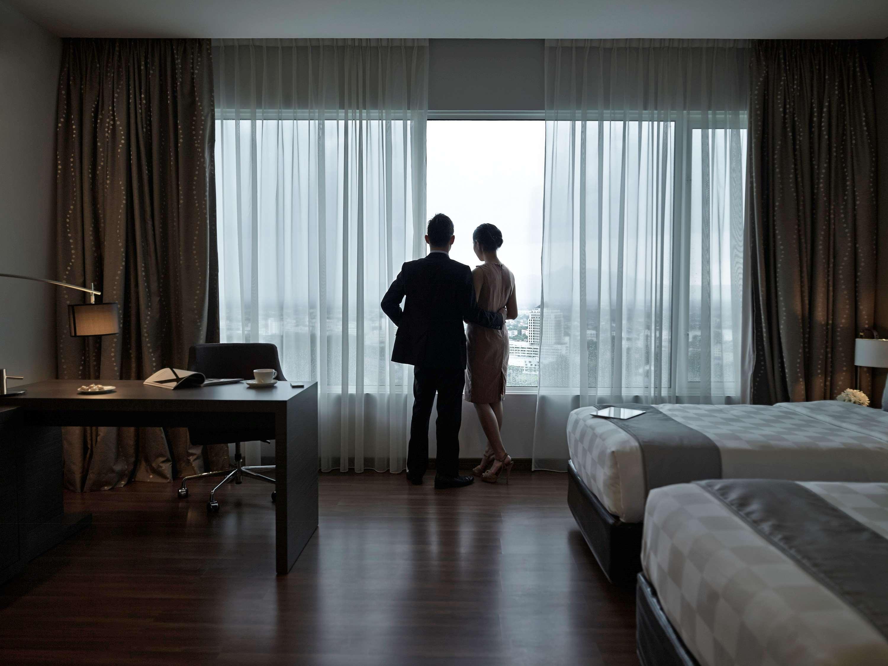 โรงแรมพูลแมน กูชิง ภายนอก รูปภาพ A hotel room