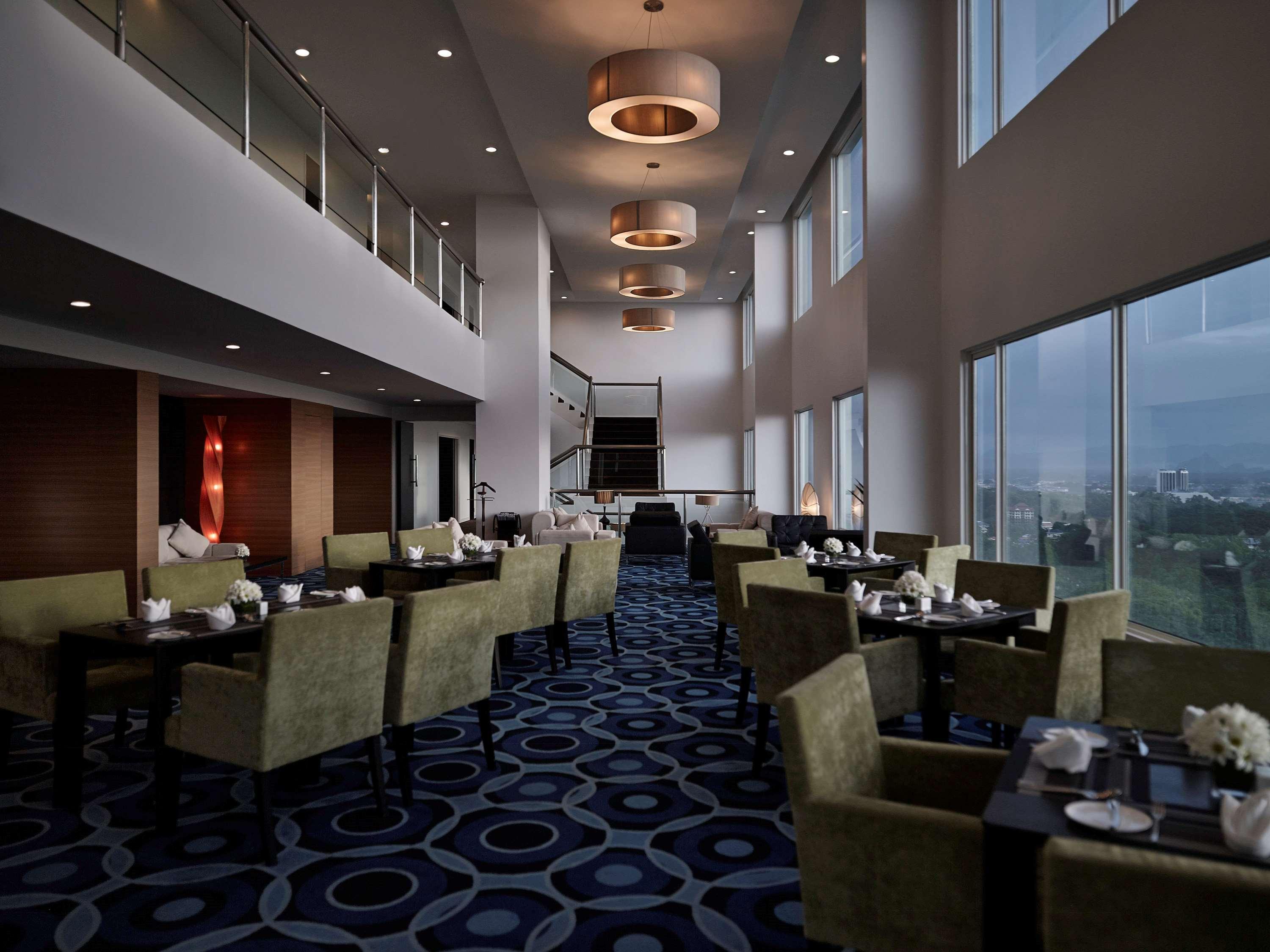 โรงแรมพูลแมน กูชิง ภายนอก รูปภาพ Club Lounge at the 36th floor