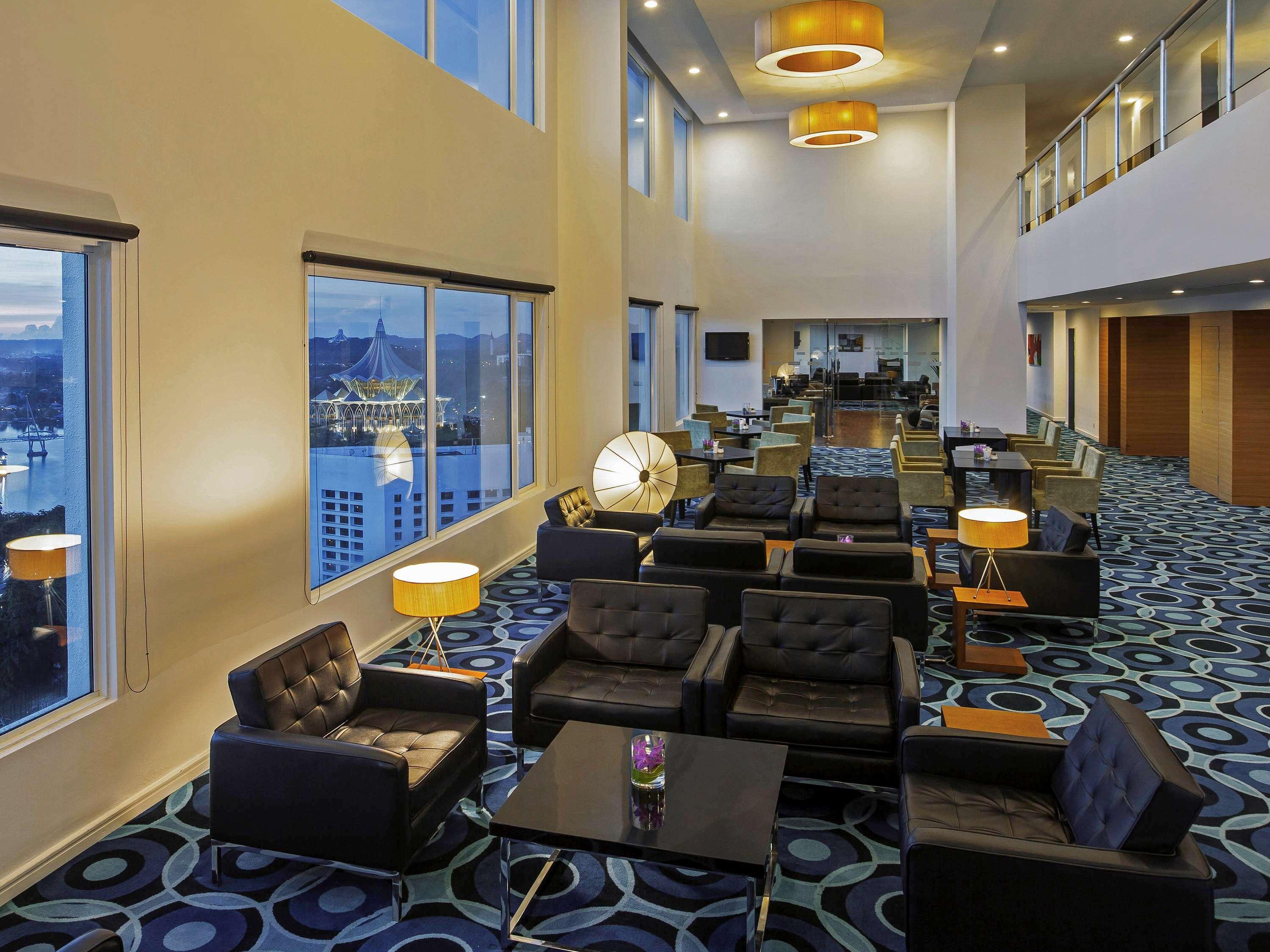 โรงแรมพูลแมน กูชิง ภายนอก รูปภาพ The lounge at the airport