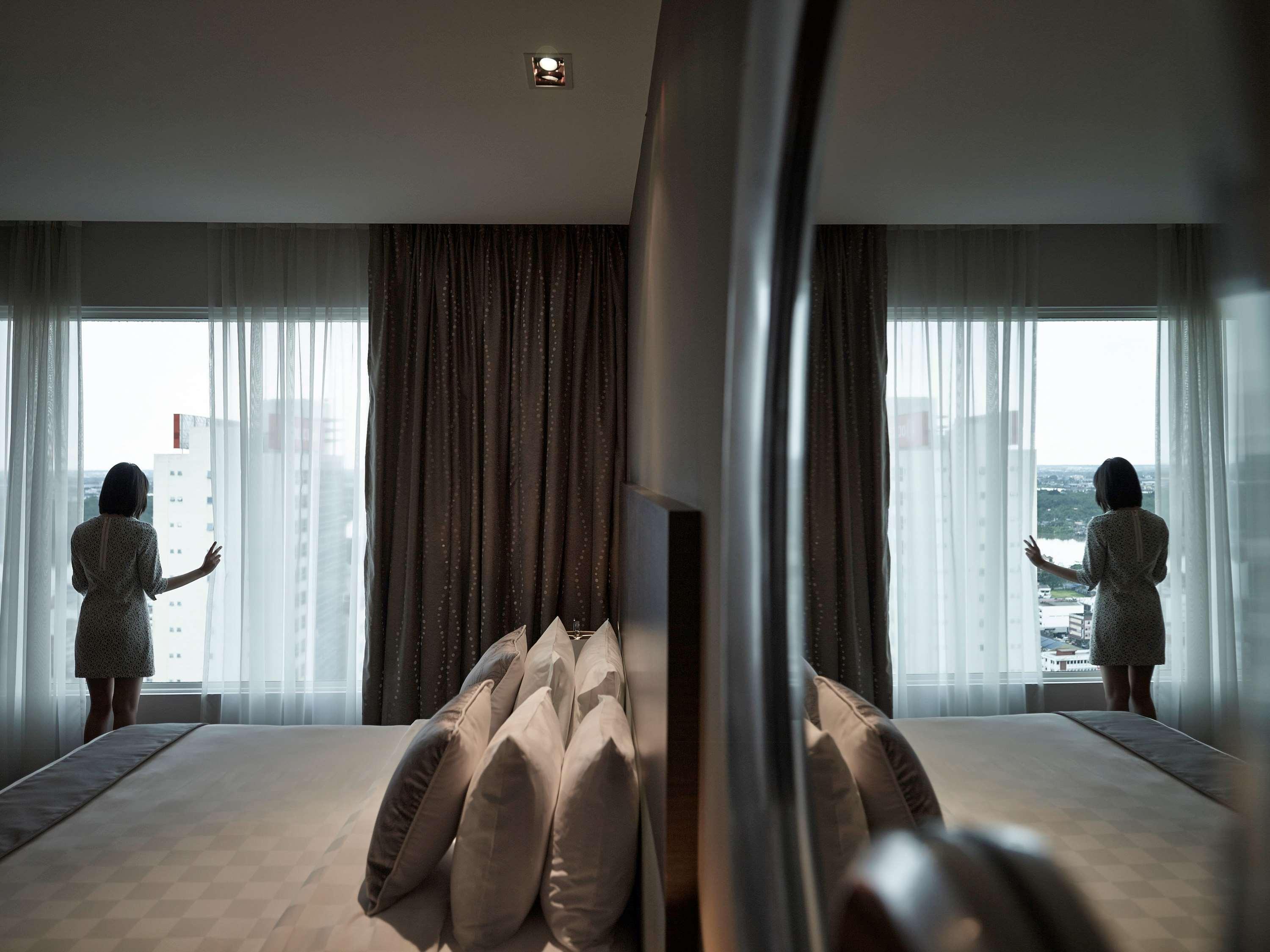 โรงแรมพูลแมน กูชิง ภายนอก รูปภาพ A room at the hotel