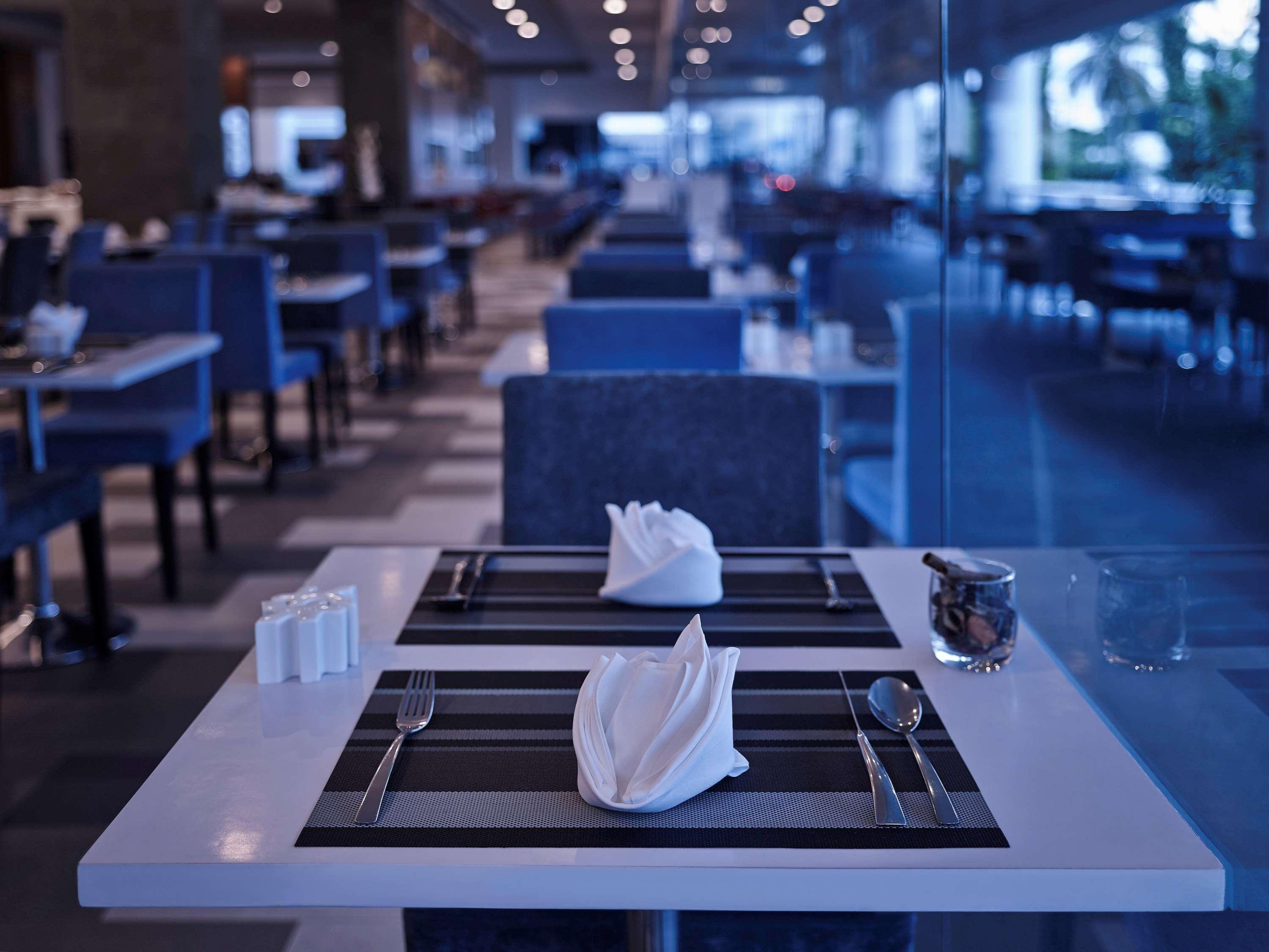 โรงแรมพูลแมน กูชิง ภายนอก รูปภาพ A place setting at a restaurant