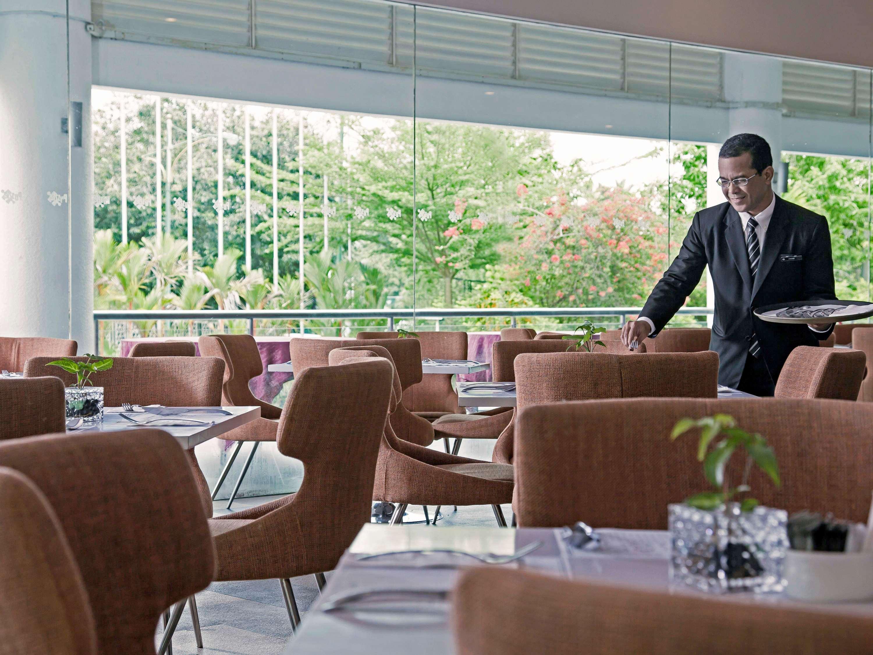 โรงแรมพูลแมน กูชิง ภายนอก รูปภาพ A restaurant at the hotel