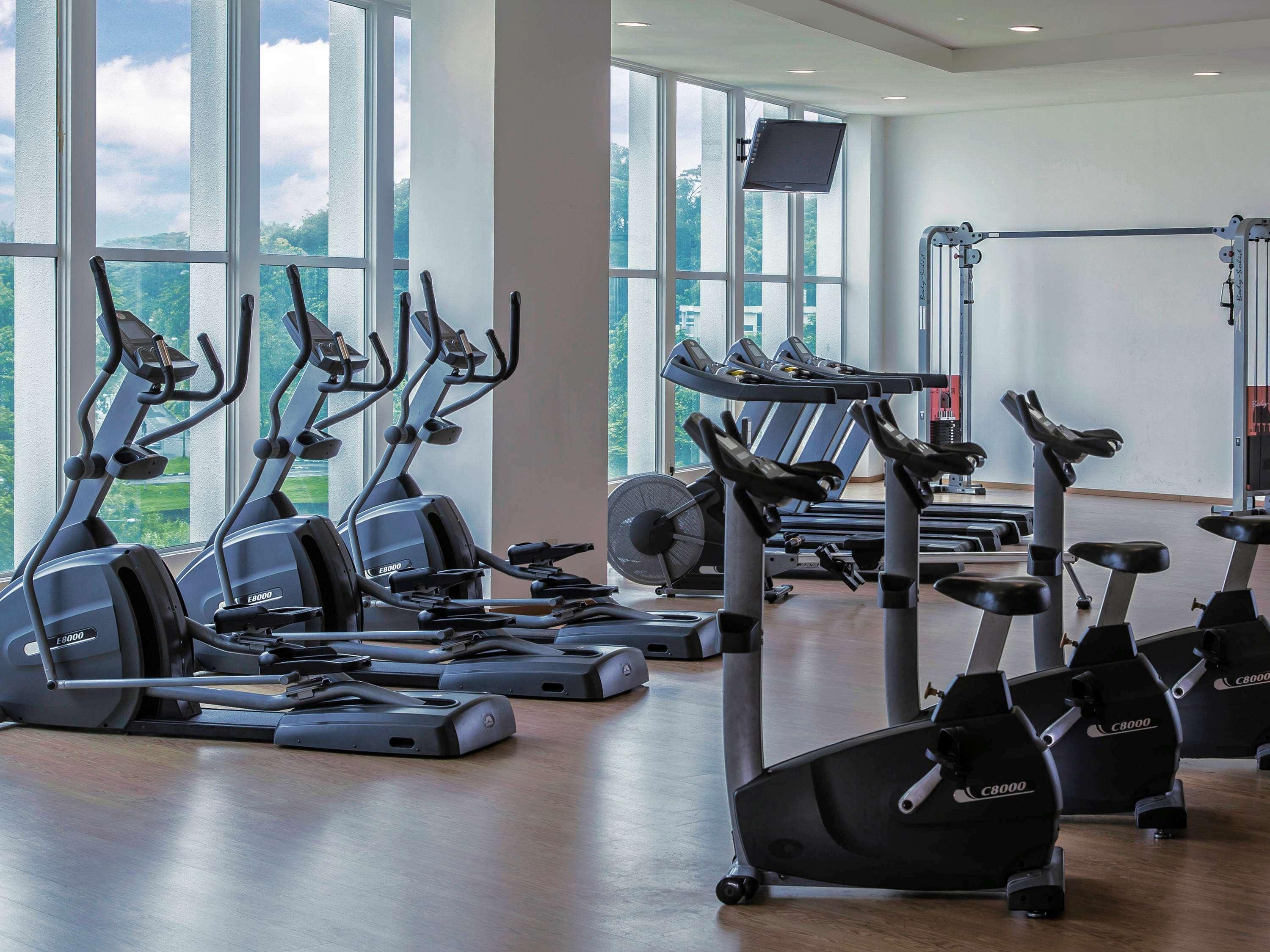 โรงแรมพูลแมน กูชิง ภายนอก รูปภาพ The gym at the hotel