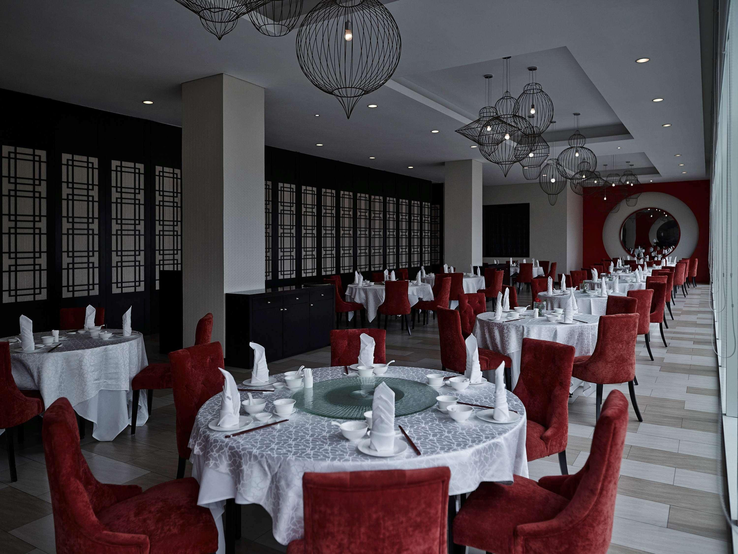 โรงแรมพูลแมน กูชิง ภายนอก รูปภาพ Interior of the restaurant