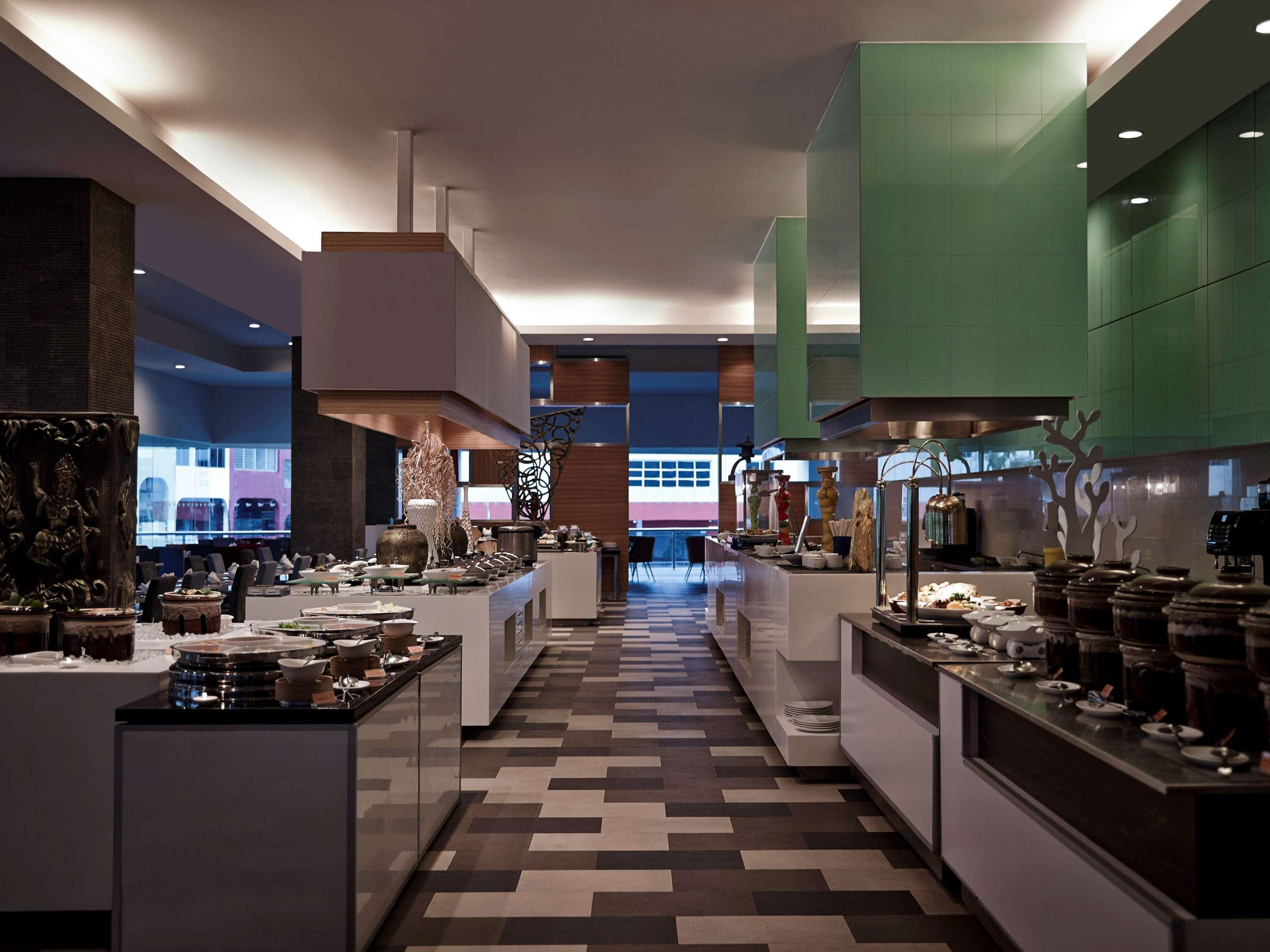 โรงแรมพูลแมน กูชิง ภายนอก รูปภาพ The buffet at the hotel