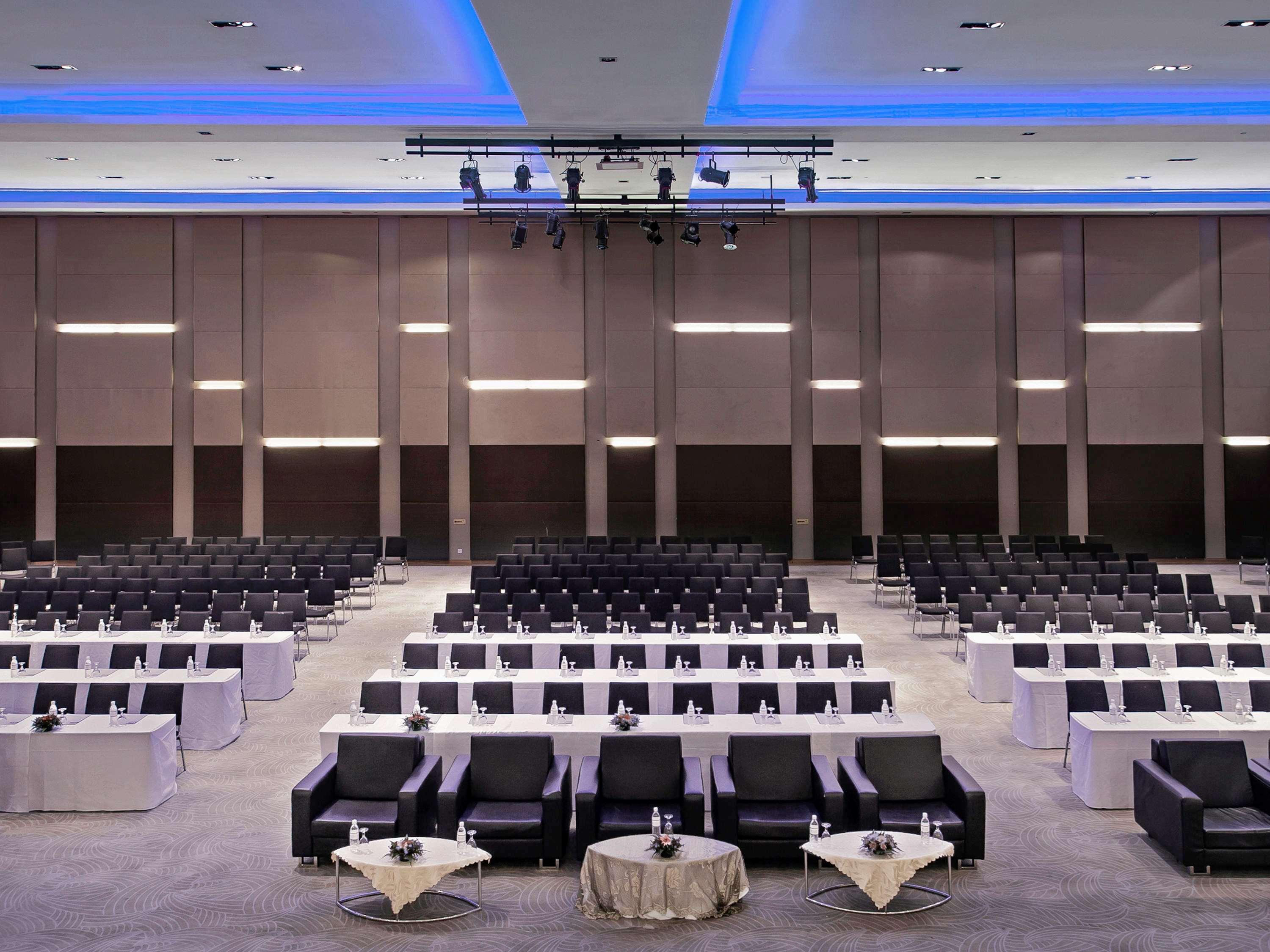 โรงแรมพูลแมน กูชิง ภายนอก รูปภาพ The conference hall