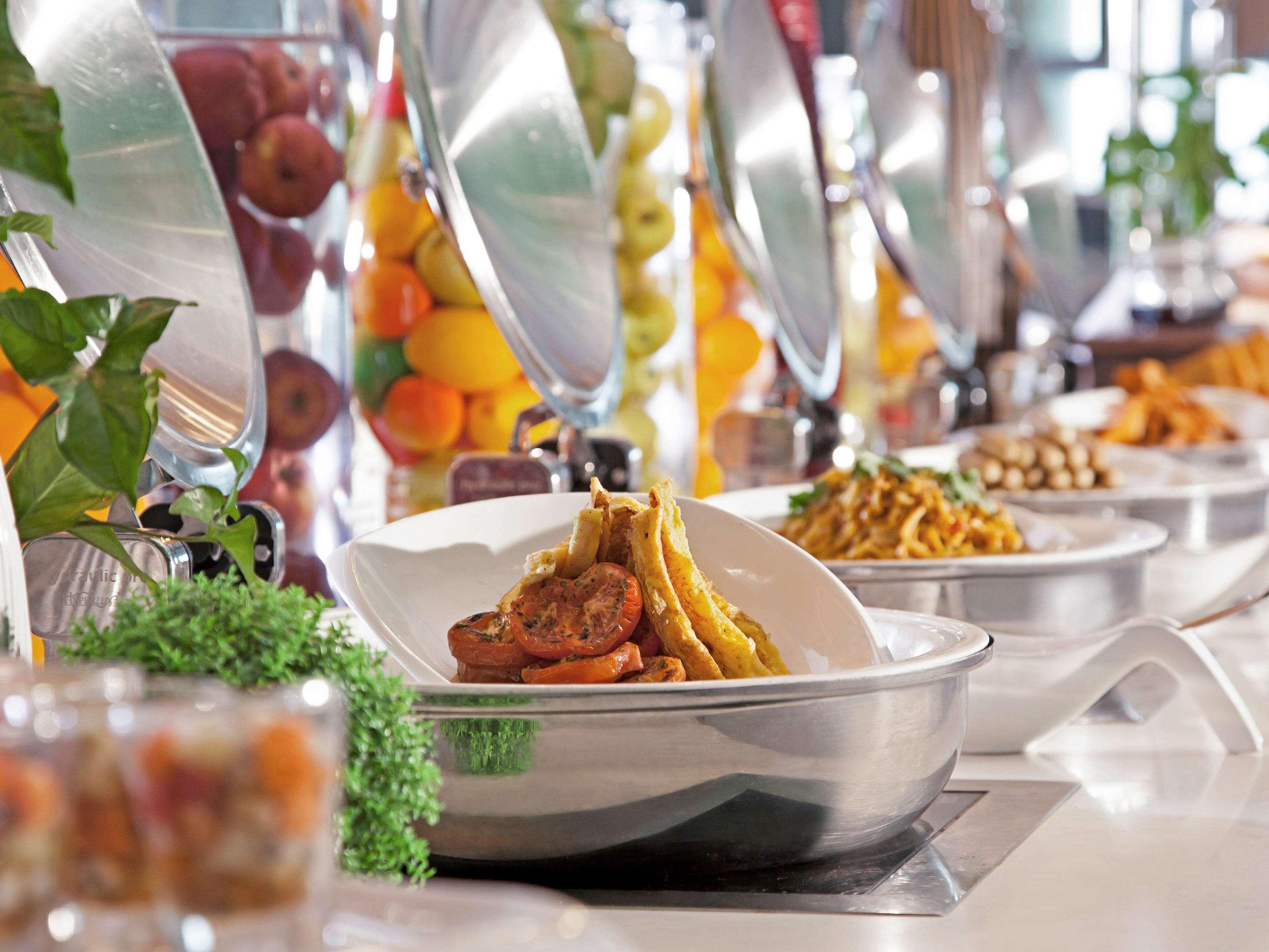 โรงแรมพูลแมน กูชิง ภายนอก รูปภาพ A chafing dish