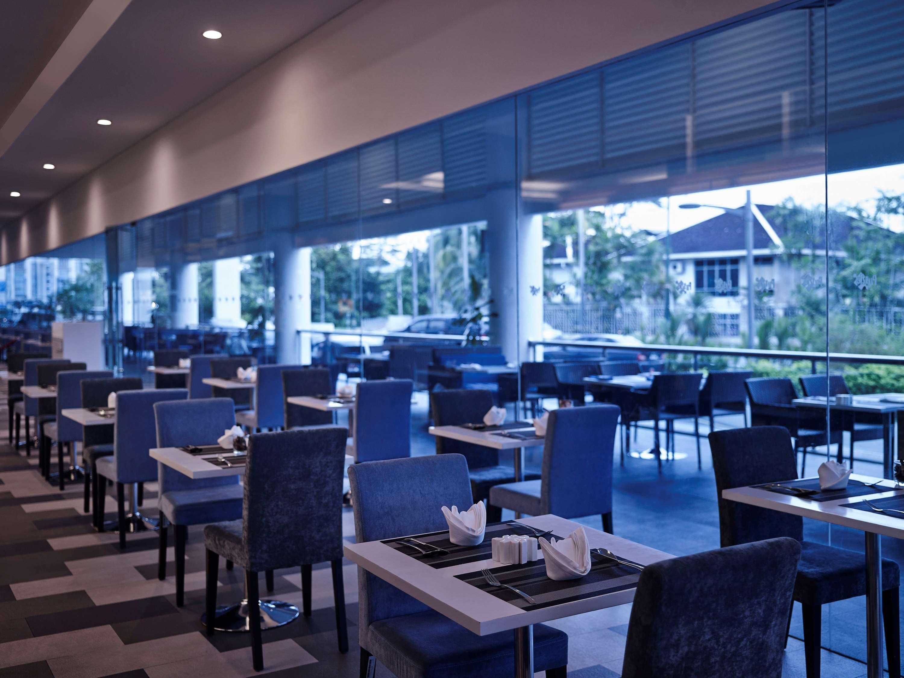 โรงแรมพูลแมน กูชิง ภายนอก รูปภาพ The restaurant at the airport