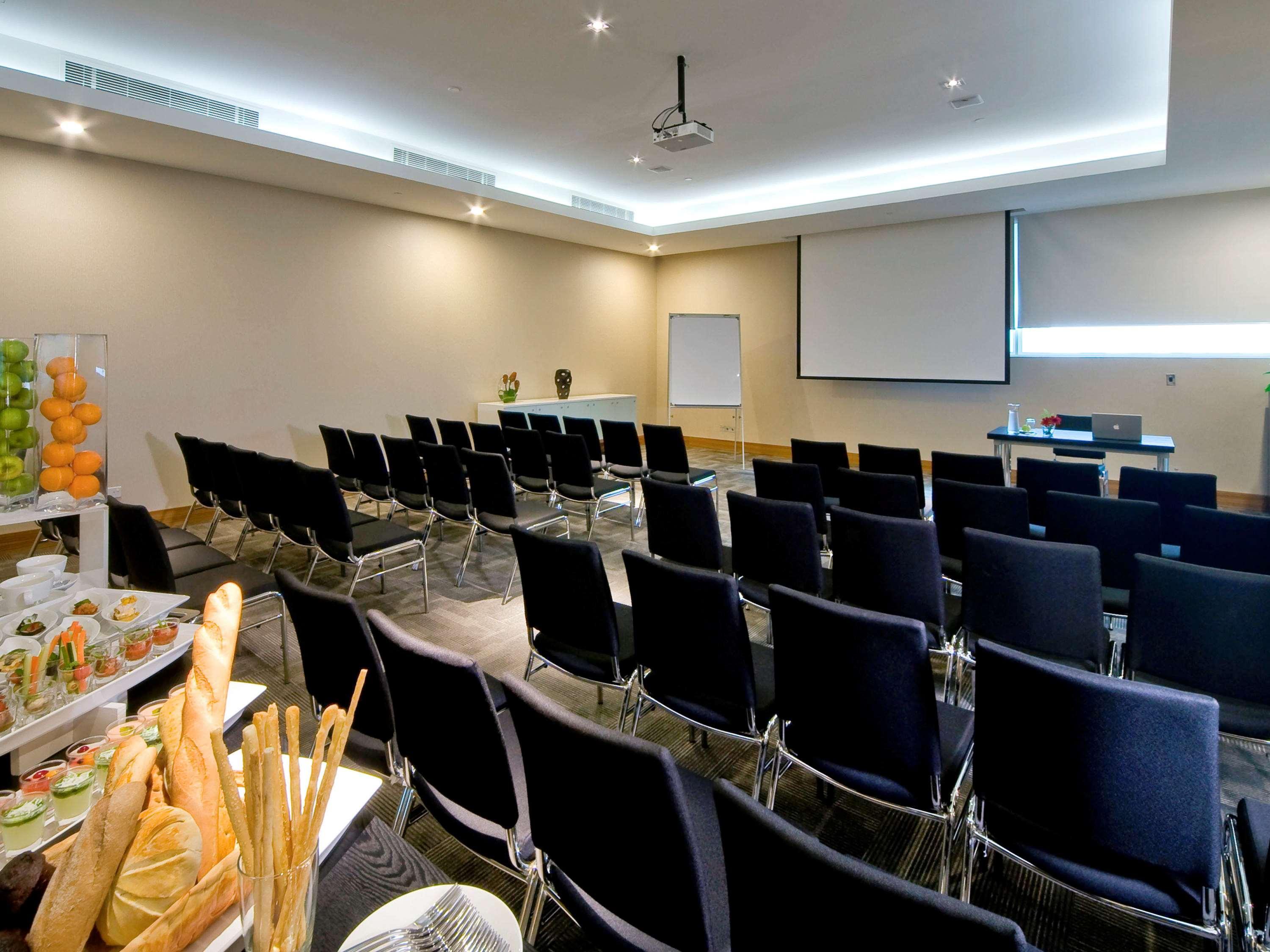 โรงแรมพูลแมน กูชิง สิ่งอำนวยความสะดวก รูปภาพ The hotel's meeting room