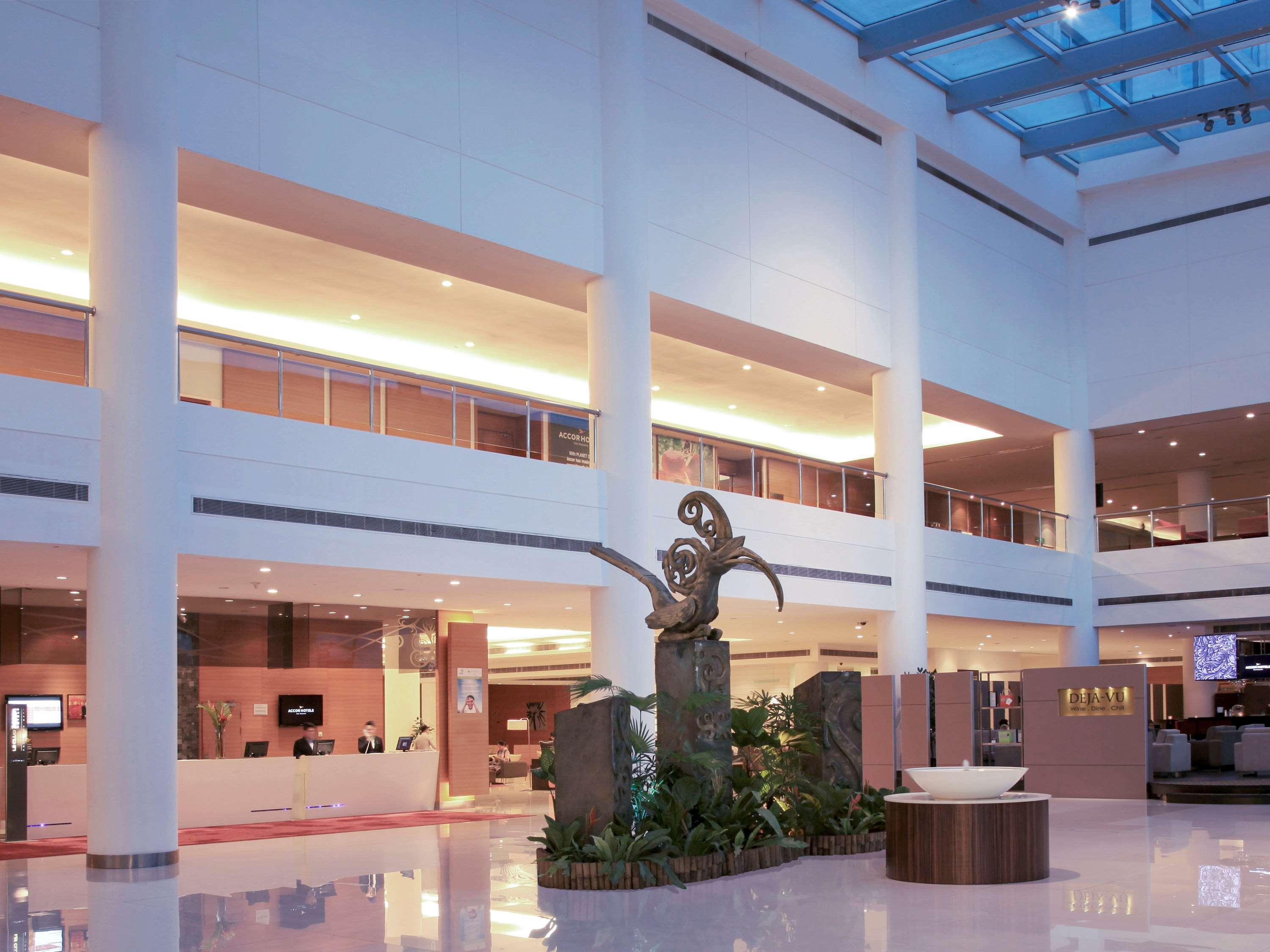 โรงแรมพูลแมน กูชิง ภายนอก รูปภาพ The lobby of the hotel