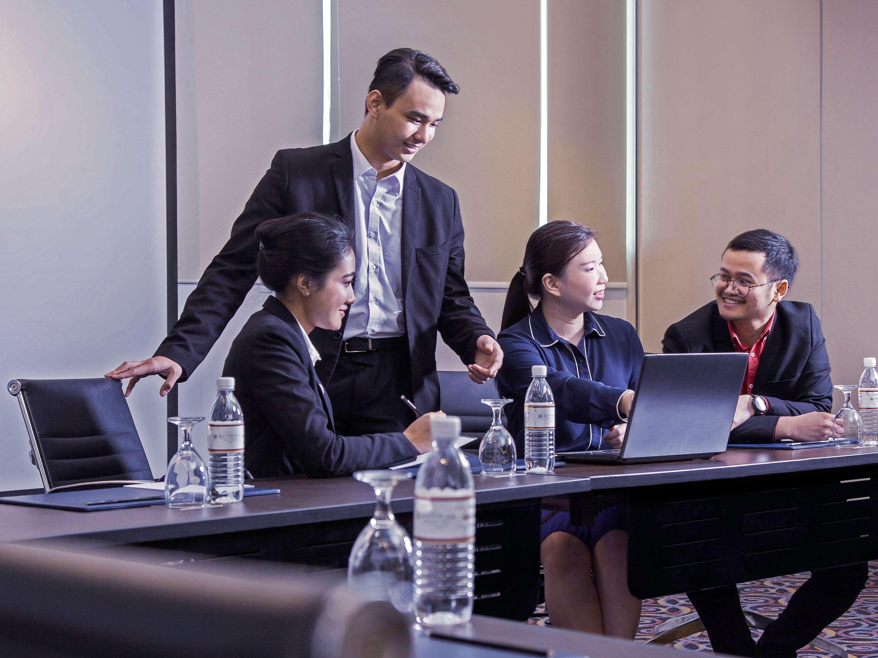 โรงแรมพูลแมน กูชิง ภายนอก รูปภาพ A meeting in progress
