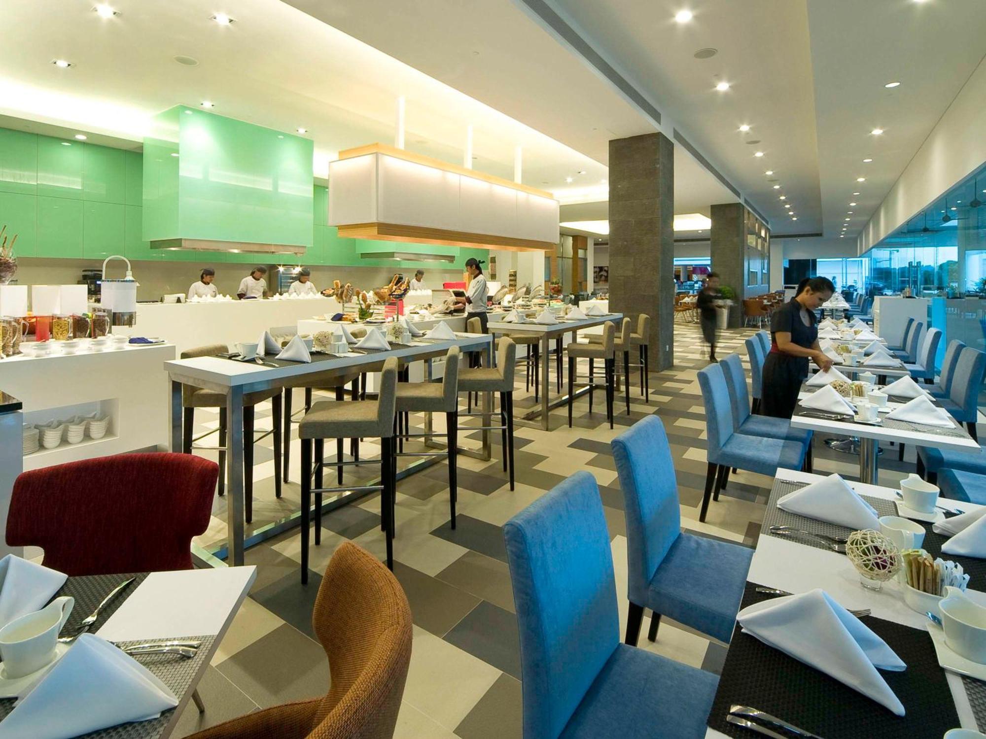 โรงแรมพูลแมน กูชิง ภายนอก รูปภาพ The buffet at the lobby