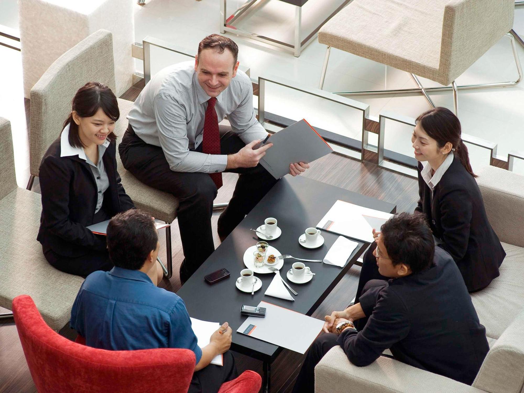 โรงแรมพูลแมน กูชิง ภายนอก รูปภาพ A team of businesspeople