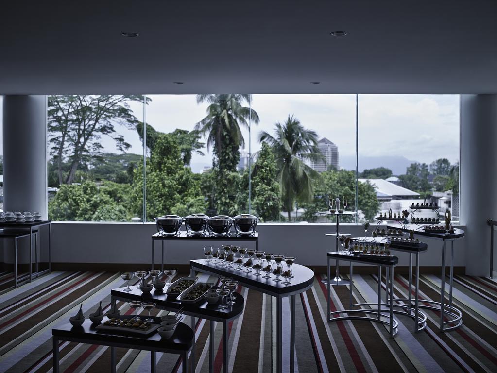 โรงแรมพูลแมน กูชิง ภายนอก รูปภาพ The interior of the restaurant