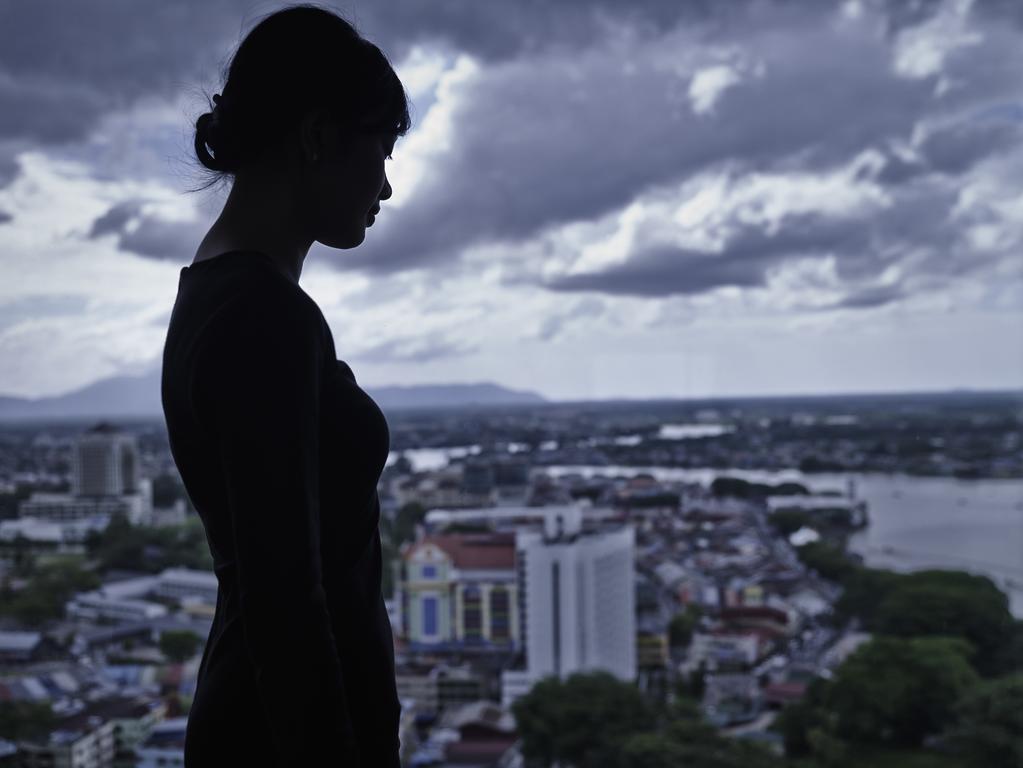 โรงแรมพูลแมน กูชิง ภายนอก รูปภาพ A woman in silhouette