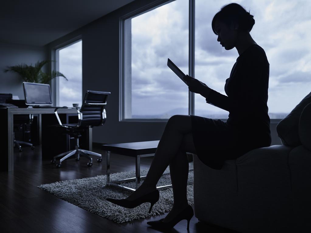 โรงแรมพูลแมน กูชิง ภายนอก รูปภาพ A woman working in a dark office
