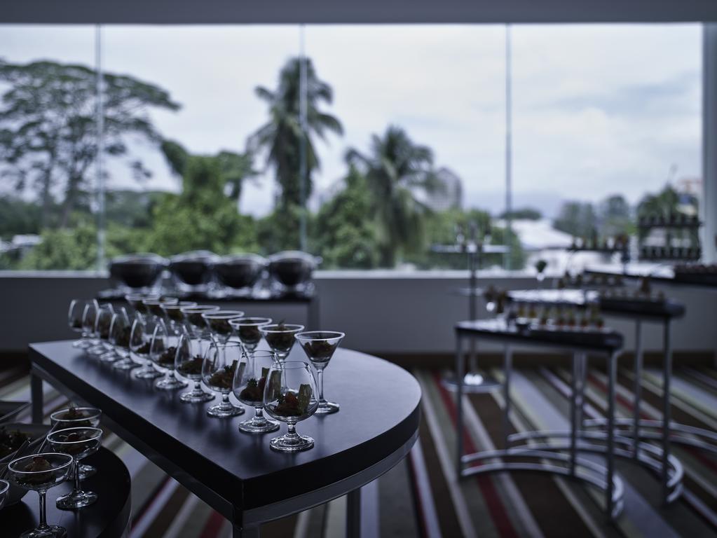 โรงแรมพูลแมน กูชิง ภายนอก รูปภาพ The bar at the 101 bar