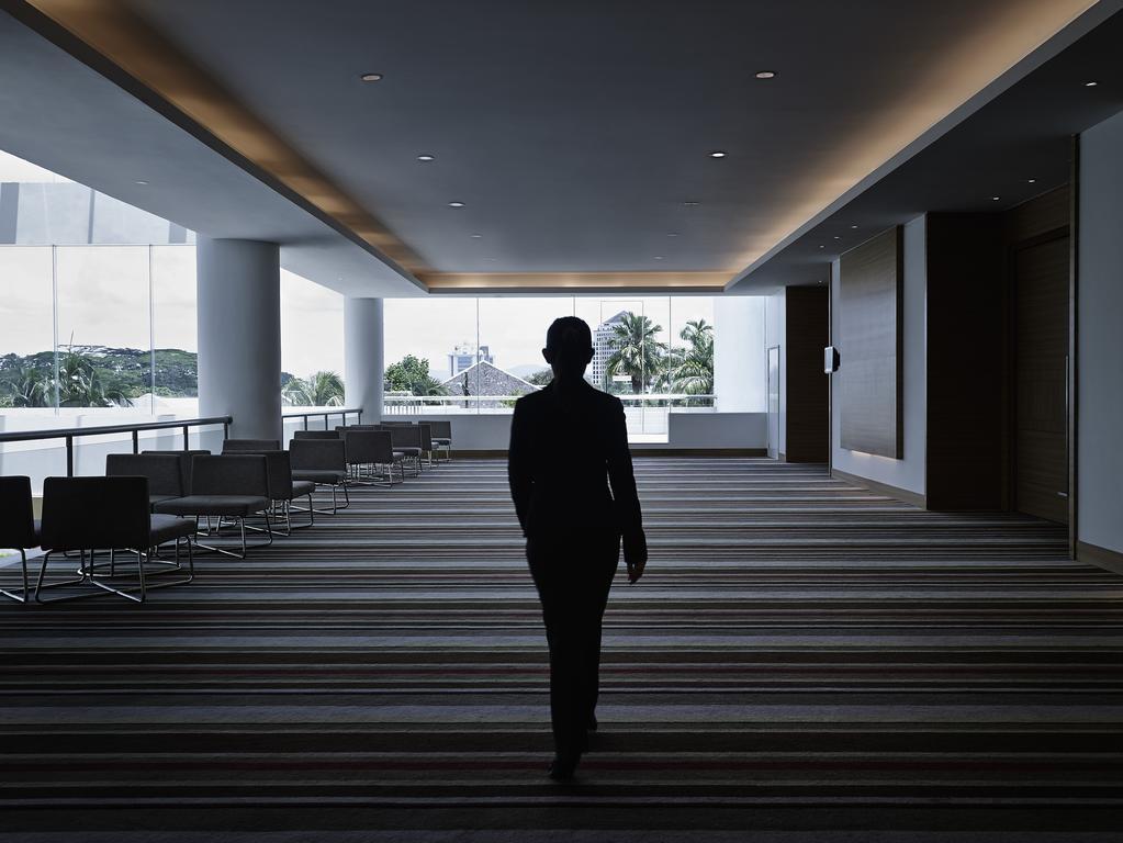 โรงแรมพูลแมน กูชิง ภายนอก รูปภาพ A butler at the Mandarin Oriental, Singapore
