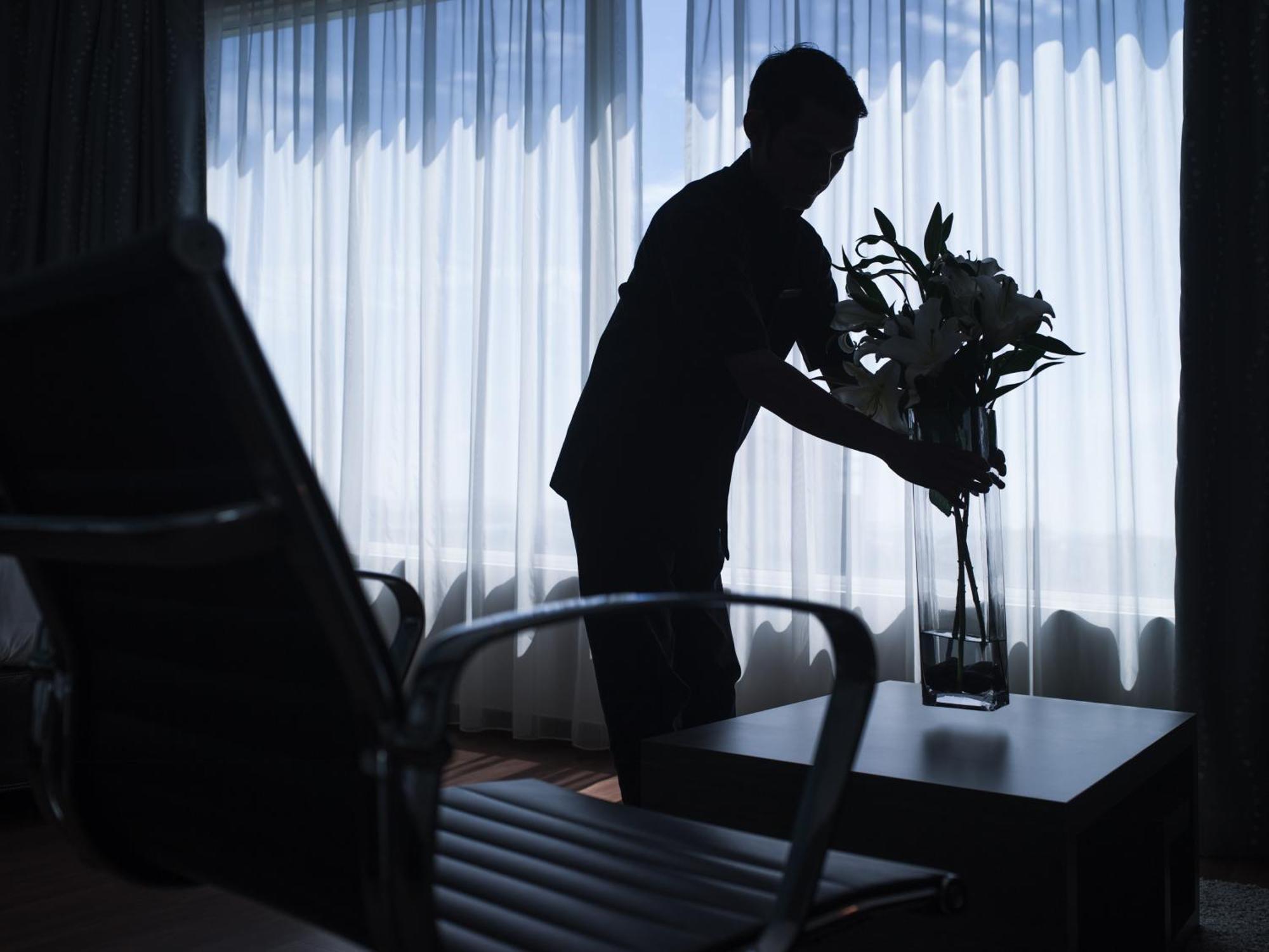 โรงแรมพูลแมน กูชิง ภายนอก รูปภาพ A chambermaid at work