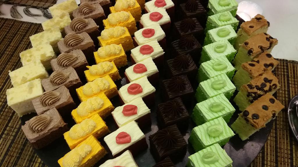 โรงแรมพูลแมน กูชิง ภายนอก รูปภาพ Petit fours