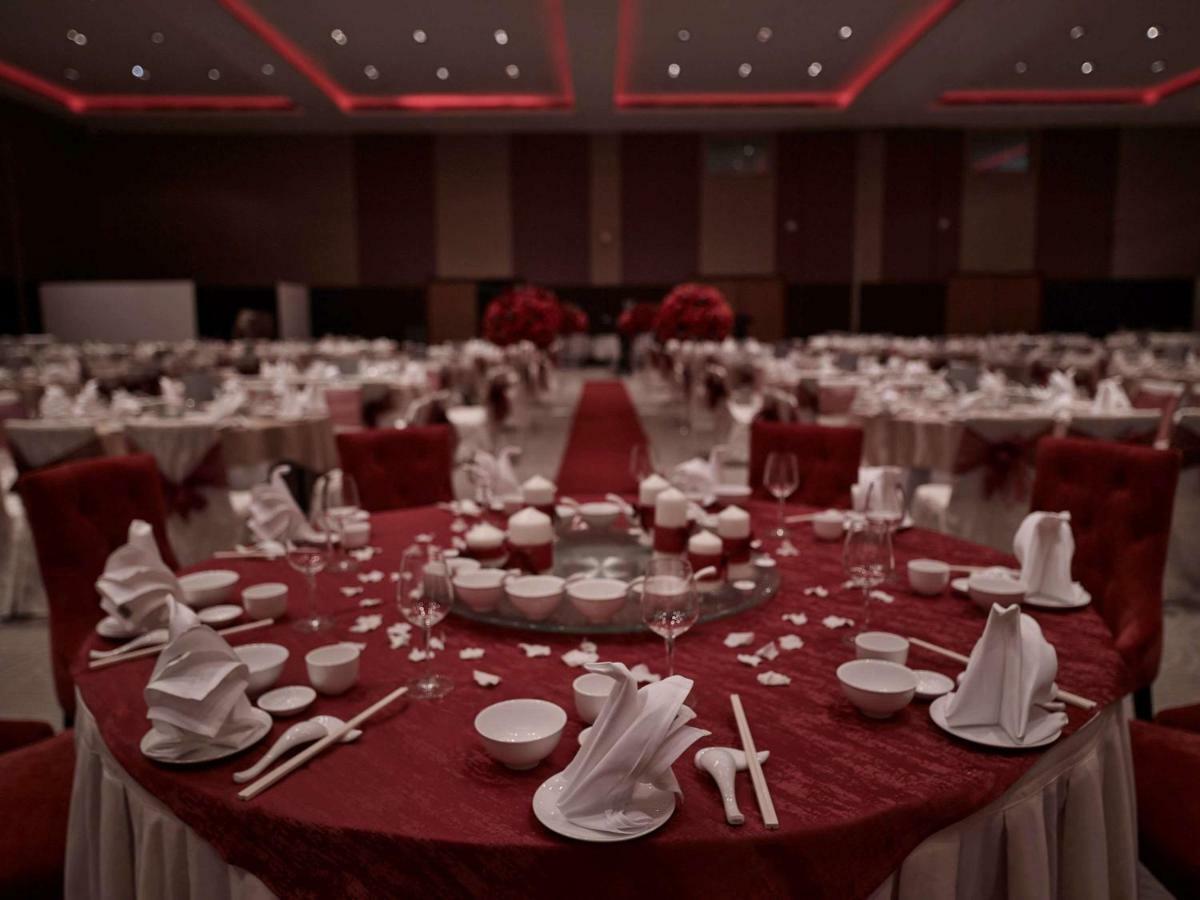 โรงแรมพูลแมน กูชิง ภายนอก รูปภาพ A typical table setting at a Chinese wedding banquet