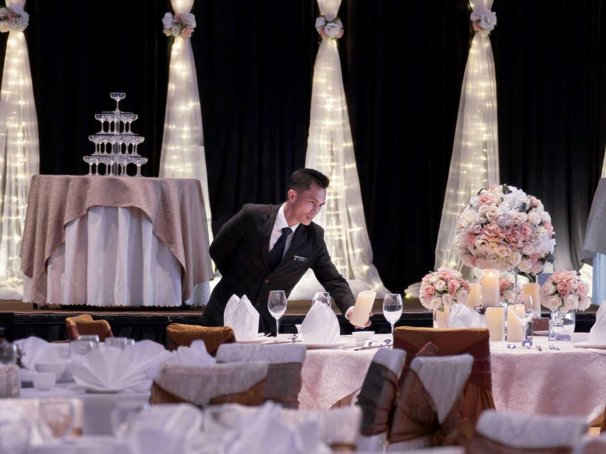 โรงแรมพูลแมน กูชิง ภายนอก รูปภาพ A restaurant manager at work