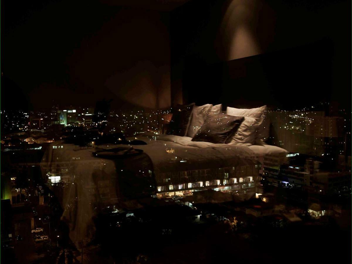โรงแรมพูลแมน กูชิง ภายนอก รูปภาพ The view from the 100th floor of the building at night